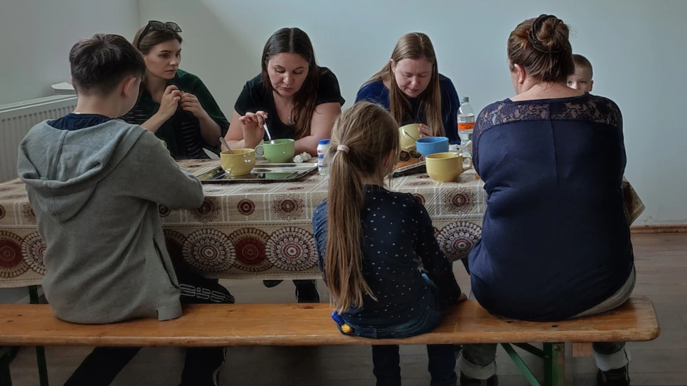 Prietenia româno-ucraineană începe în bucătărie. Locul unde refugiații mănâncă hrișca și borșul roșu ca acasă