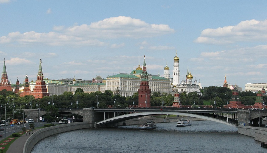 După trei luni de război, viața rușilor s-a schimbat profund. Economia se deteriorează, drepturile se restrâng, oamenii fug din țară