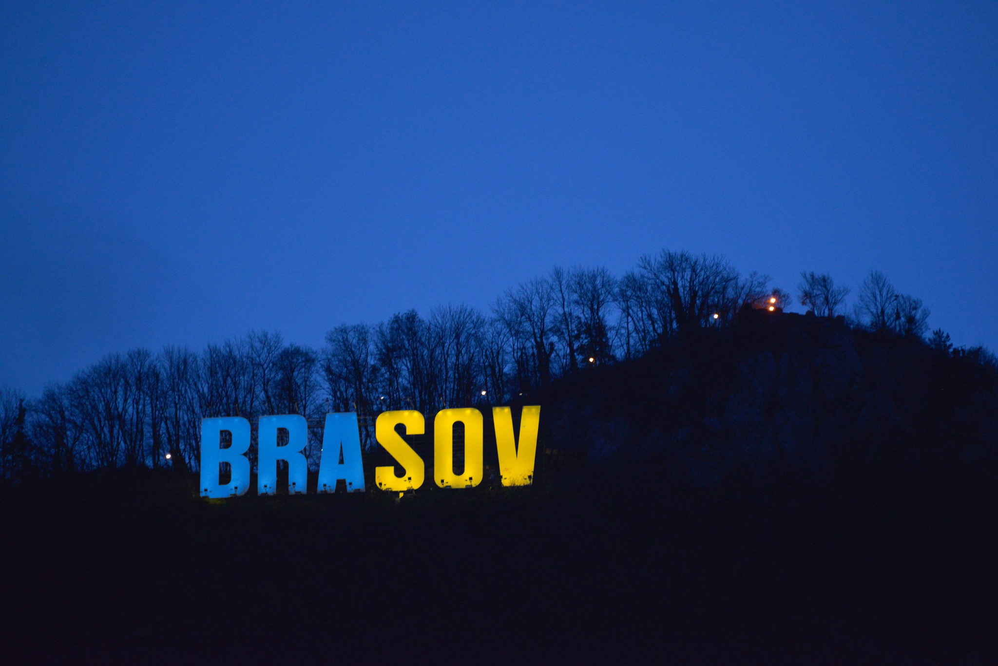 Primăria Municipiului Braşov : Literele de pe Tâmpa și clădirea Primăriei municipiului Brașov vor fi iluminate în culorile albastru și galben, marți și miercuri seară, în semn de solidaritate cu Ucraina