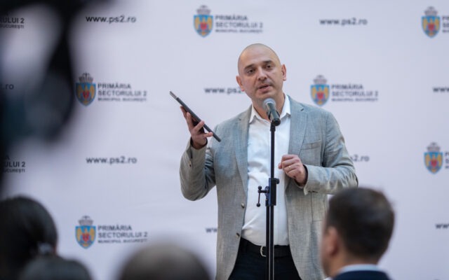 Radu Mihaiu, primarul Sectorului 2: „Autodenunţ: şi eu am spor de 25% pentru fonduri europene la indemnizaţie. Când am ajuns primar, am întrebat dacă pot renunţa la acest spor. Şi mi s-a spus clar că nu se poate.”